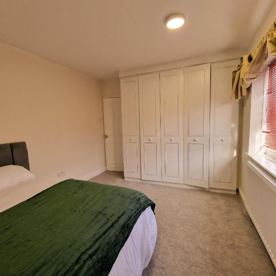 Delightful & Spacious Guest House In Farnworth Near Bolton Hospital Exterior foto