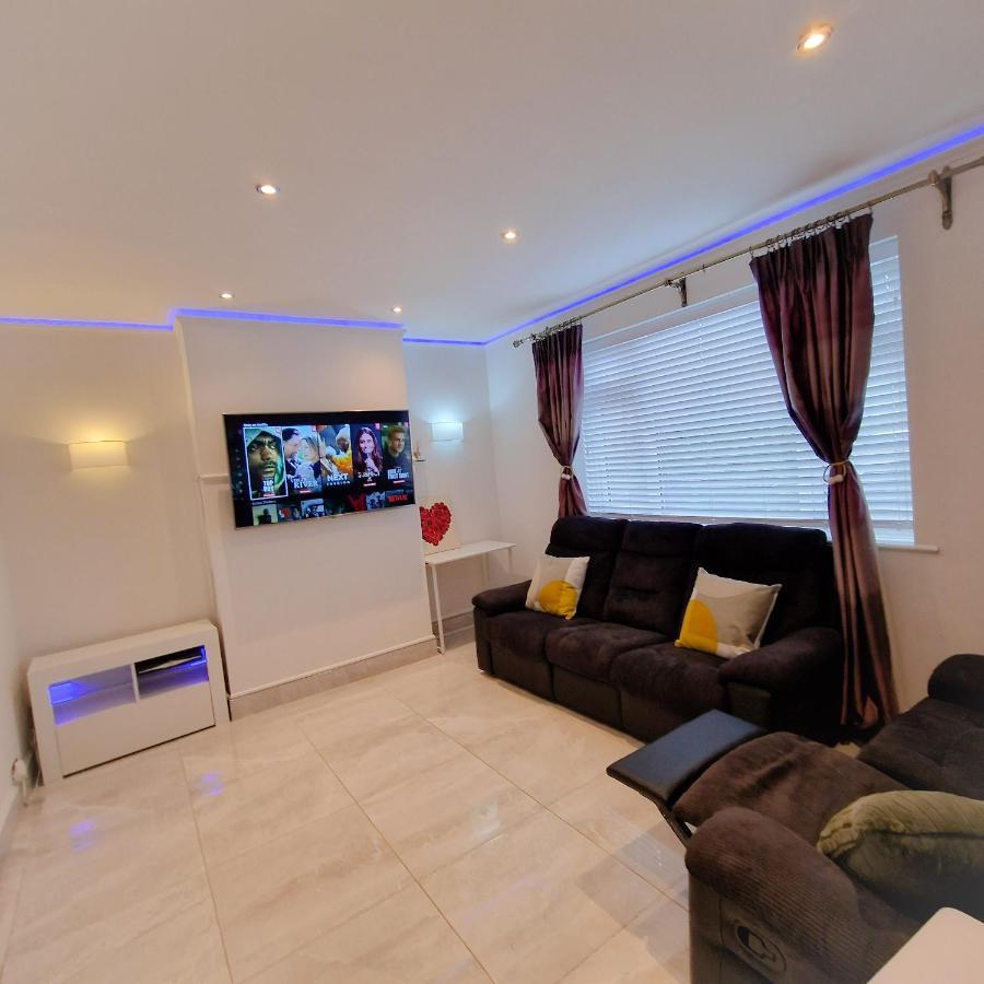 Delightful & Spacious Guest House In Farnworth Near Bolton Hospital Exterior foto