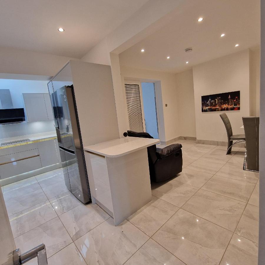 Delightful & Spacious Guest House In Farnworth Near Bolton Hospital Exterior foto