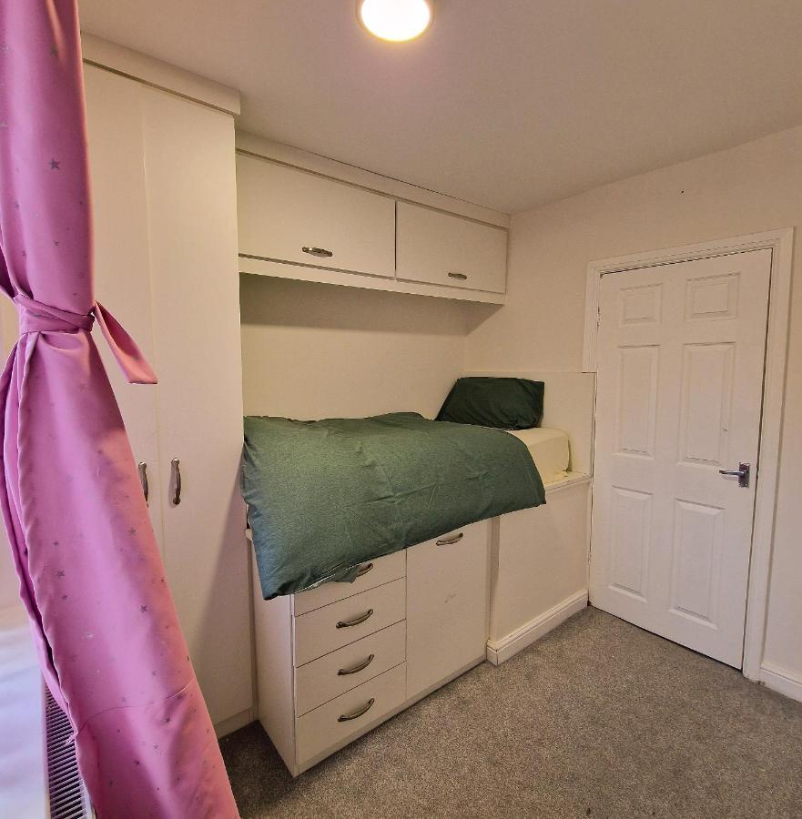 Delightful & Spacious Guest House In Farnworth Near Bolton Hospital Exterior foto