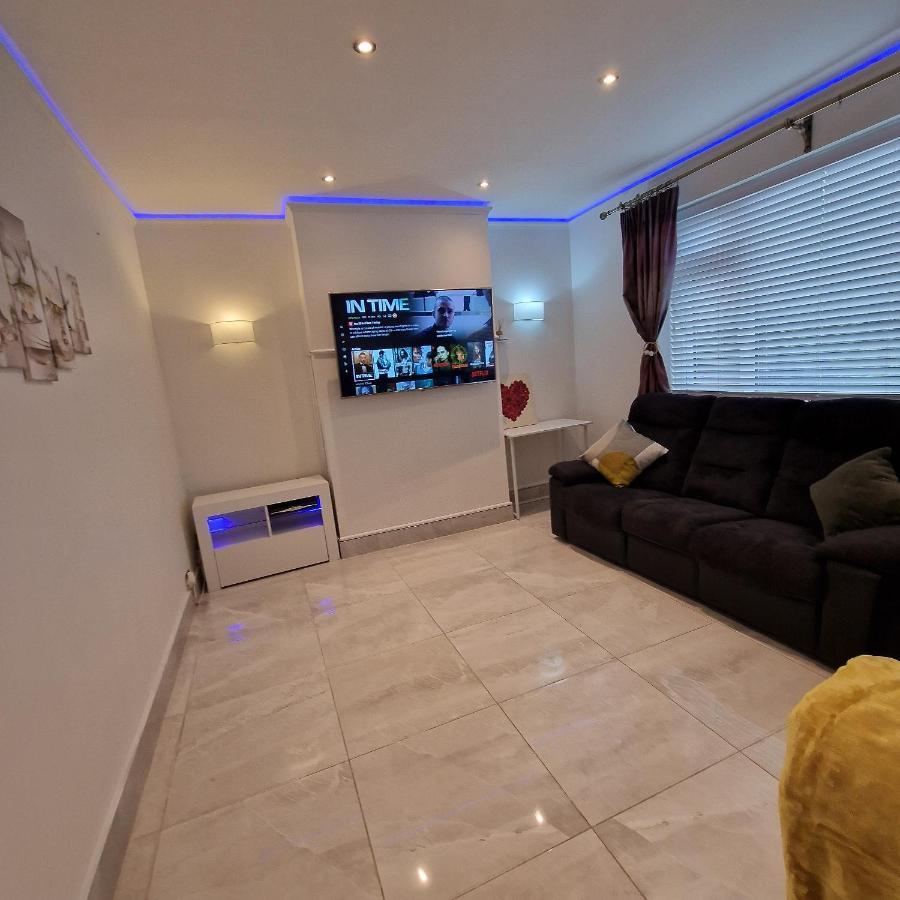 Delightful & Spacious Guest House In Farnworth Near Bolton Hospital Exterior foto